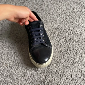 Säljer mina lanvins - 9/10 skick på mina lanvins som ja säljer pga dem är för små. Står storlek 40 men passar 41. Äkte hets beviss följer med och allt og. Hör av er vid minsta fundering