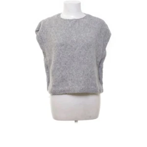 Stickad väst - Egenstickad väst, sparsamt använd