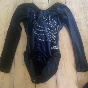 Gymnastik dräkt för 179 kr i storlek 150 - En gymnastik dräkt i storlek 150 för 179kr, original priset är 750kr, den är i bra skick och väldigt stretchig!