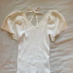 Söt topp - Jättesöt topp från Only som knappt är använd! Nypris 409kr men säljer för 220, priset kan diskuteras💗  Kontakta mig vid frågor eller för fler bilder!