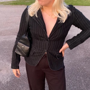 Kavaj - Svart randig kavaj♠️