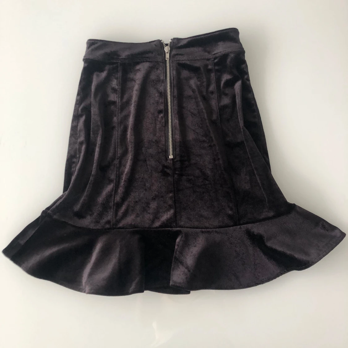 Svart sammetskjol med volang - 90