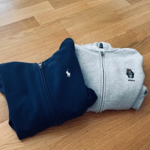 Ralph lauren Hoodies  - 2 st Ralph lauren Hoodies i storlek S barn, 8 år. En ljusgrå och en marinblå. En för 150 kr eller båda för 250 kr