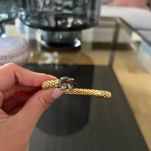 Caroline Svedbom armband - Armband från Caroline Svedbom i NYSKICK. Endast använd ett fåtal gånger.   Modell: Classic Rope bracelet Färg: Greige  Plätering: 18K guld  Nypris: 995 kr   OBS: frakt är ej inkluderat i priset. Köpare står för frakt.