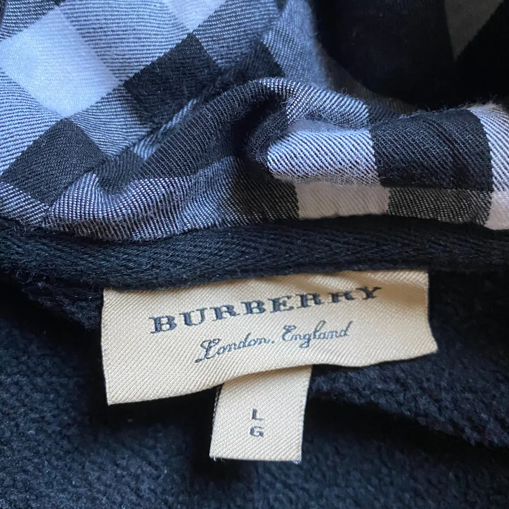 Svart zip burberry hoodie. Mjuk på insidan, perfekt för vinden. Den är mindre än L, skulle säga den kommer som M. (Storleken). Hoodies.