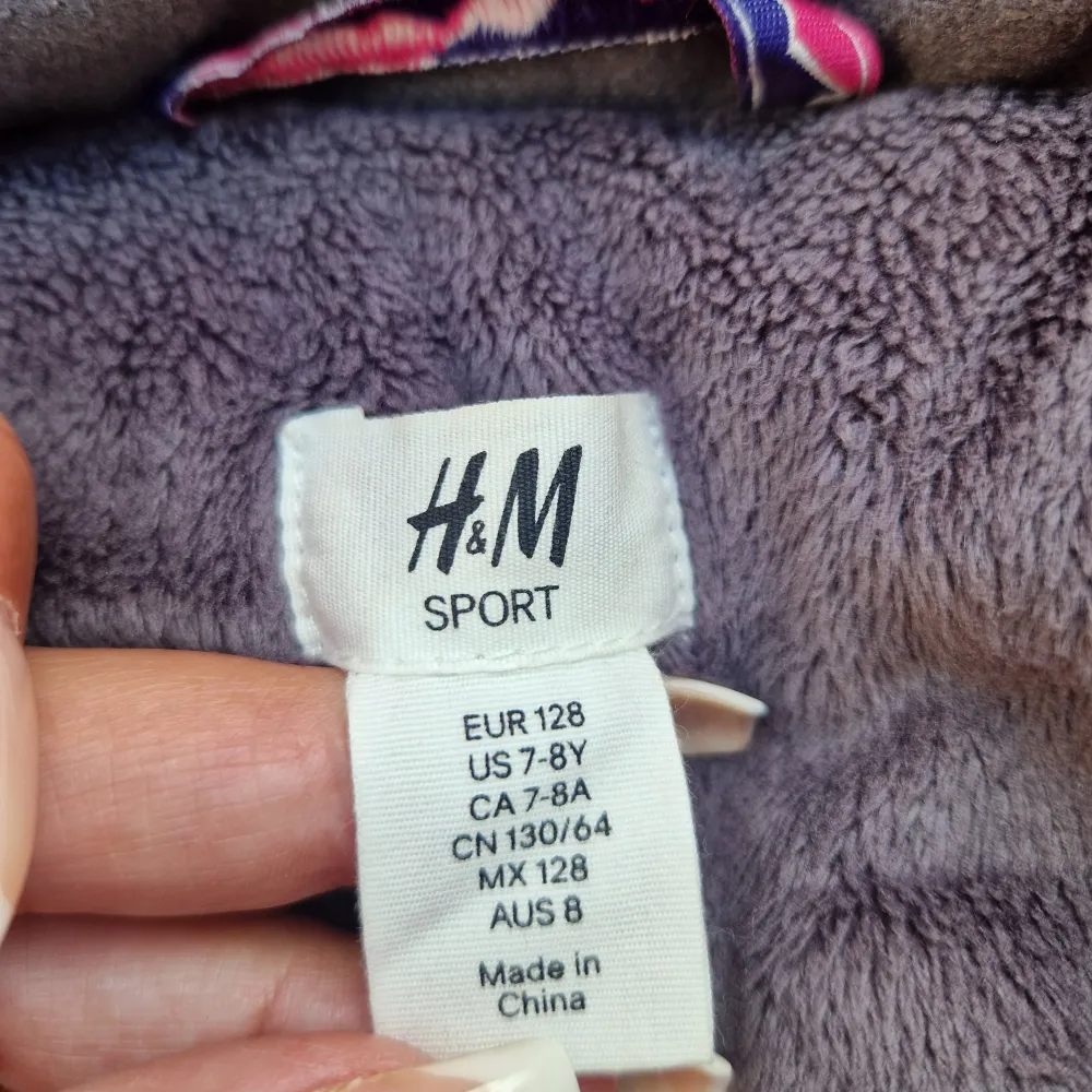 Säljer en grön vinterjacka från H&M Sport i storlek 128 (7-8 år). Jackan har en varm och mysig rosa foder på insidan och en huva med rosa insida. Den har en dragkedja framtill och knappar för extra skydd mot kylan. Perfekt för kalla vinterdagar! 🌨️. Jackor.