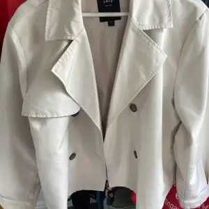 Säljer min trench coat som är i en ljus beige färg i fortfarande mycket bra skick! Kommer inte ihåg vilken storlek den är i men den passar mig bra som i vanliga fall är en S💗