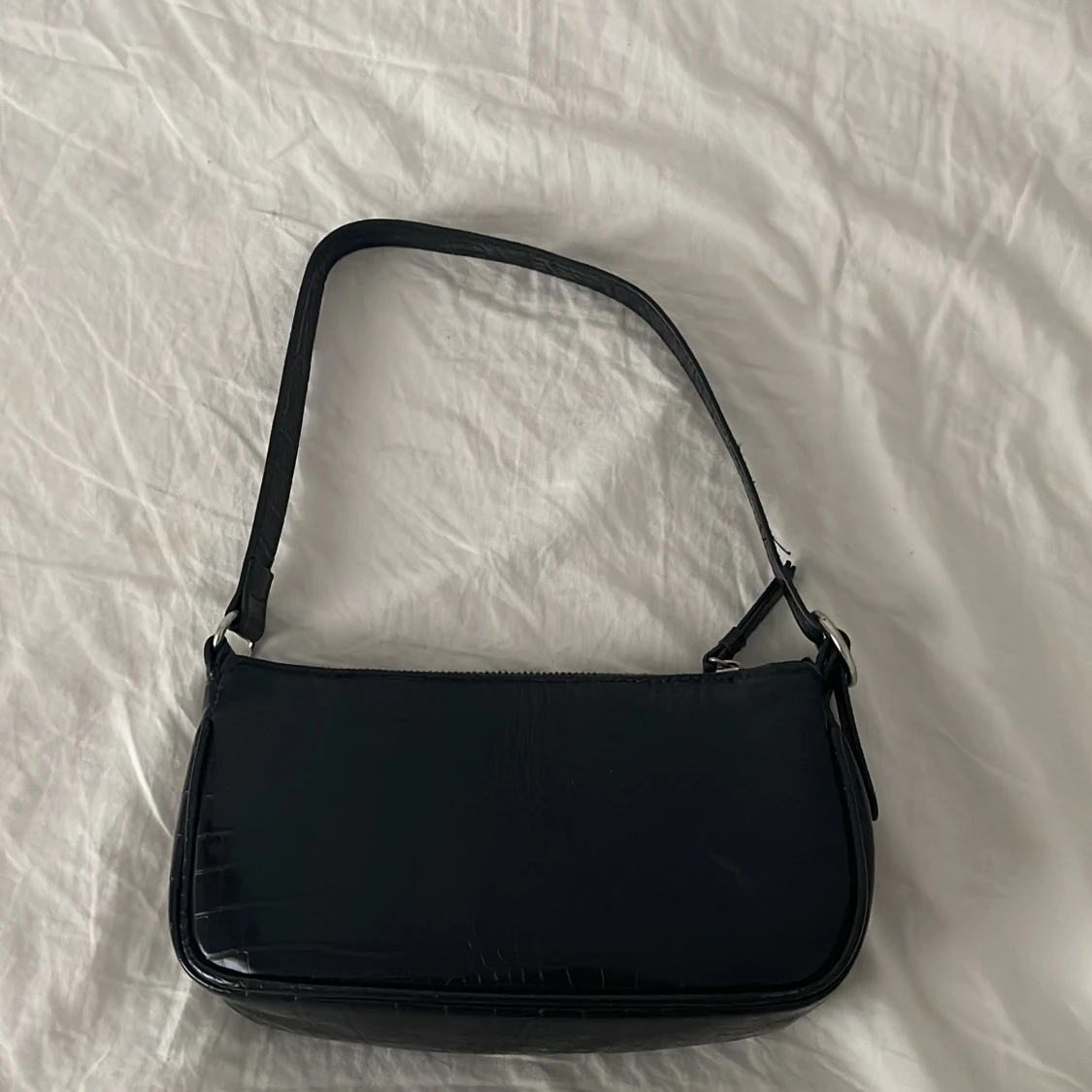 Svart axelväska med dragkedja