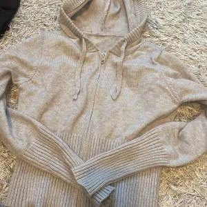 Tröja - Äkta tröja settet köpt för ca 1000, säljer tröjan för 350, köp via Swish, köparen står för frakten💞