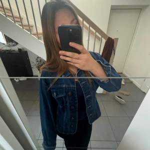 Jeansjacka - jätte fin passar bra nu till hösten. 