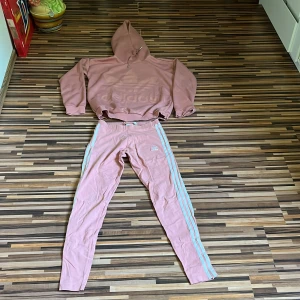 Adidas sätt - Jag säljer den hör sköna Addidas sättet som tyvärr inte kommer att kom till användning längre😔 dem är i bra skick och i väldigt bra material. Varan kommer att tvättas innan postningen🌸