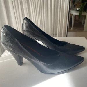 Vintage klackar med spetsig tå  - Verkning ett par bekväma klackar men är tyvärr lite stor för mig🥰