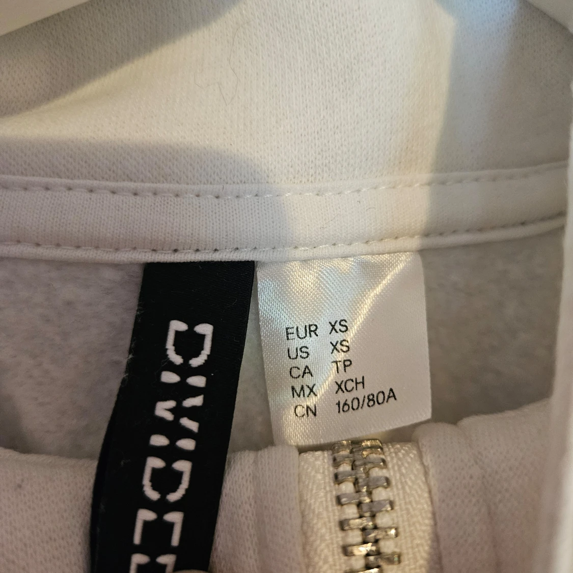 Vit croppad tröja från Divided - 90