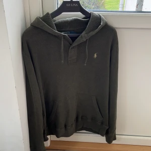 Ralph lauren hoodie  - Säljer mina snygga och unika Ralph lauren hoodie i bra skick! Storlek M på taggen men sitter lite mer som S. Nypris 2300kr.