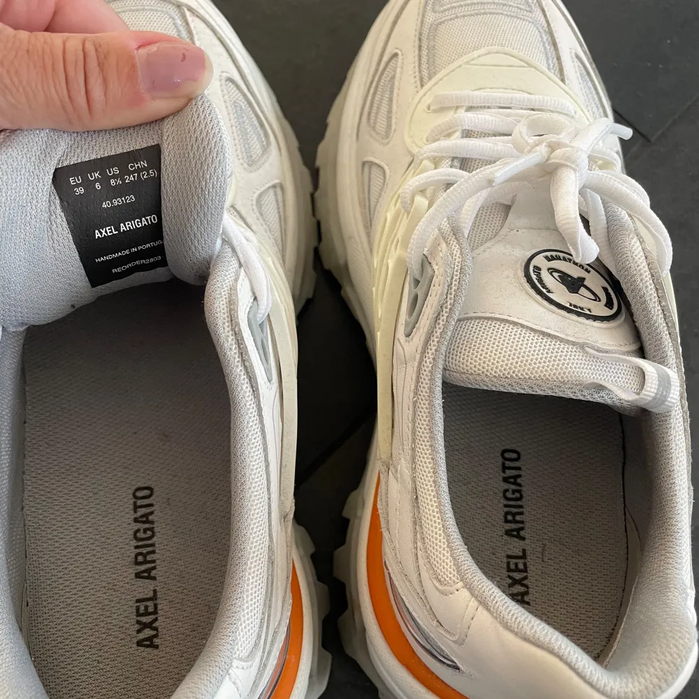 Knappt använda Axel Arigato sneakers. Stl. 39. Mkt fint skick! Nypris ca 3000kr. 800kr eller bud.. Skor.