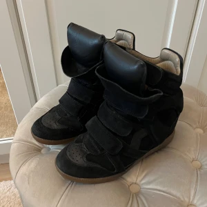 Isabel marant - Säljer mina super fina isabel marant Beckett trainers💕 I fint skick, men man ser på insidan av skon att den har varit använd 🌸