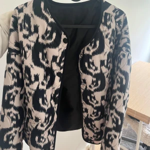 Tunn jacka - Skitsnygg tunn jacka från Shein, knappt använd och i toppen skick