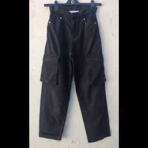 Två cargo pants från Bershka - Byxorna är utsvängda och är stretchiga vid midjan, de är i bra skick och säljs för att de inte längre används. 