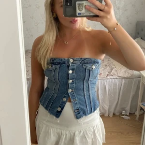 Zara topp - Säljer min super fina jeanstopp från Zara då den tyvärr har blivit för liten, den är använd men har inga tecken på det så den är i gott skick!💗 (inte mina bilder)
