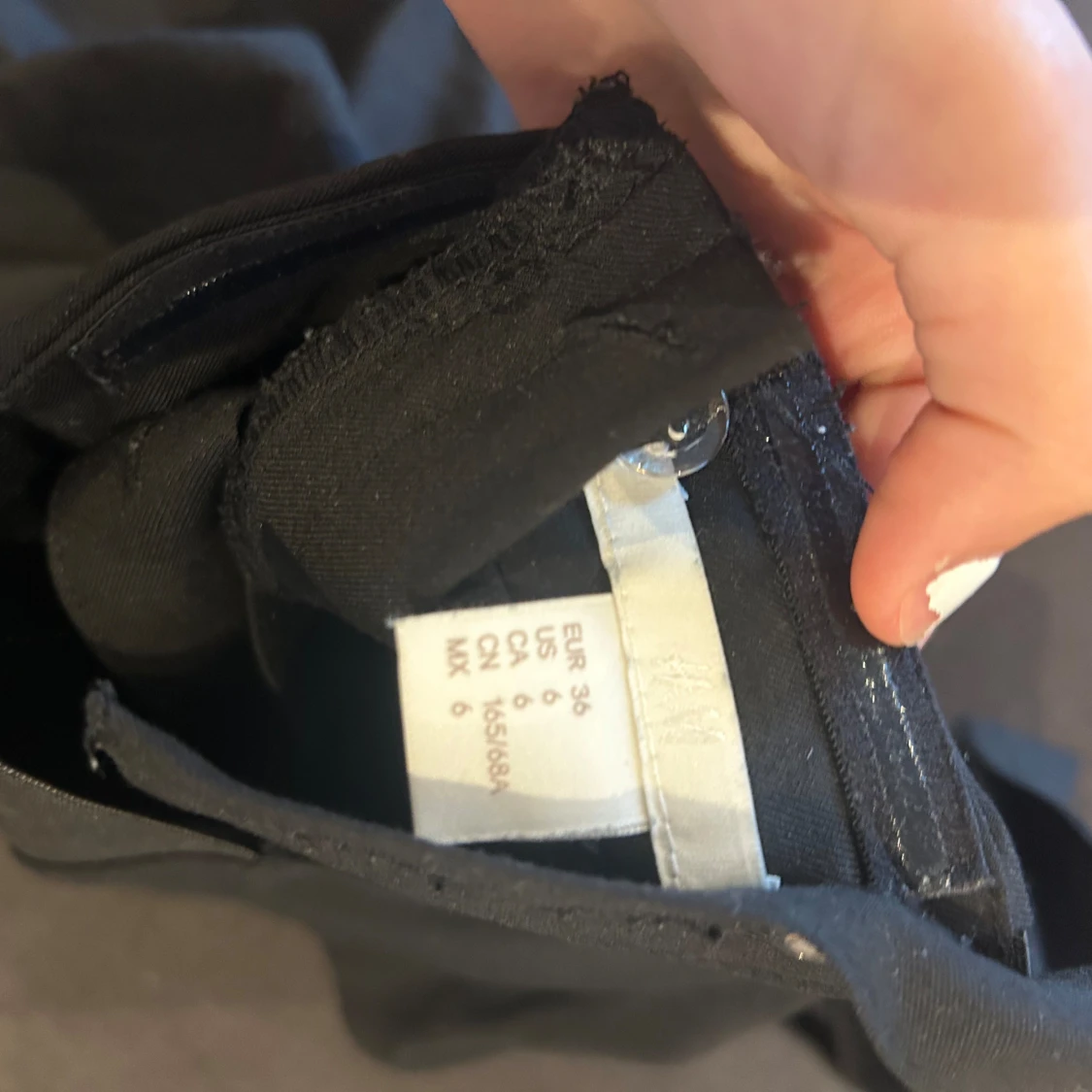 Svart klänning med detaljer - 91