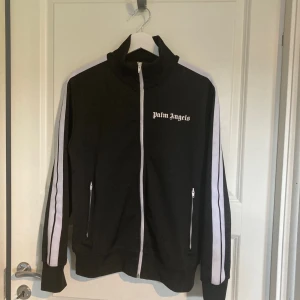 Palm angels hel zip  - Palm angels tröja hel zip i svart färg och storlek S. Skick är 9/10, säljs eftersom den inte längre är till användning. Kvitto finns! Priset är ej hugget i sten och går att diskuteras. Tveka inte på att fråga.