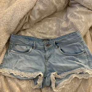 Super snygga jeans shorts - Så så fina jeans shorts med lite slitningar och spetskant, köpta här på Plick och är i jätte fint skick, inga defekter alls 🤗💞 säljer pågrund av att dom ej passade mig 💓 