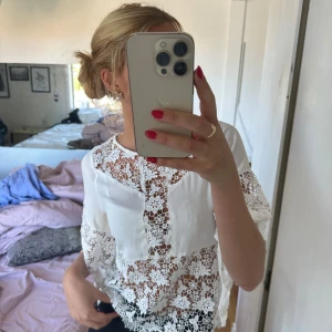 Vit spetsblus från BikBok - Säljer en superfin vit spetsblus från BikBok i storlek XS. Den är i nyskick och har en normal passform. klicka på köp nu💛💛