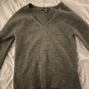Stickad tröja  - Använd några gånger, storlek S.