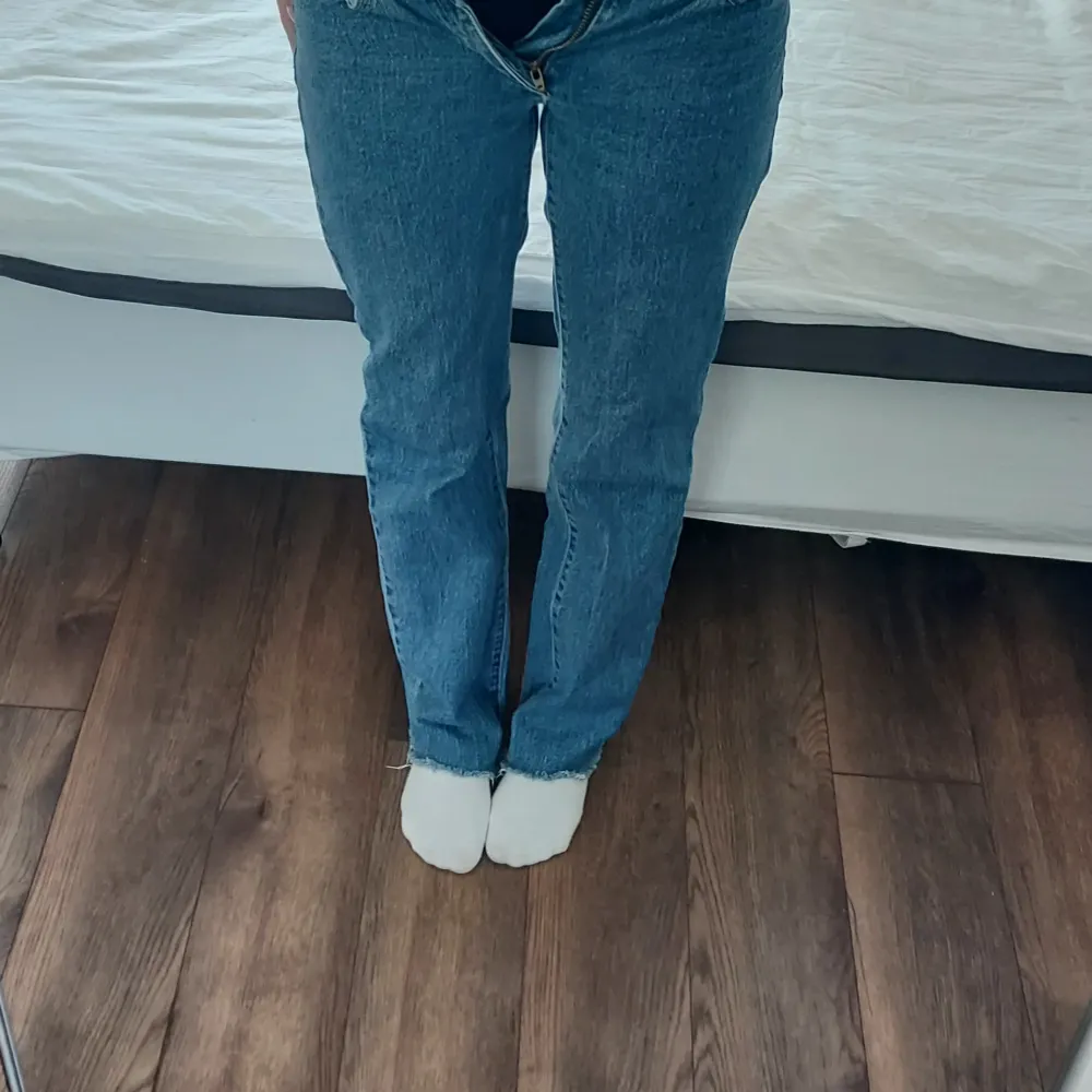 Jeans som knappt har använts men dem passar tyvärr inte längre. Dem är i modellen 99 low straight. Midjemått 36 och innerbenslängd 75  Bra skick men har en fläck i skrevet, syns dock inte när man har på dem. Köpta för 1000kr. Jeans & Byxor.