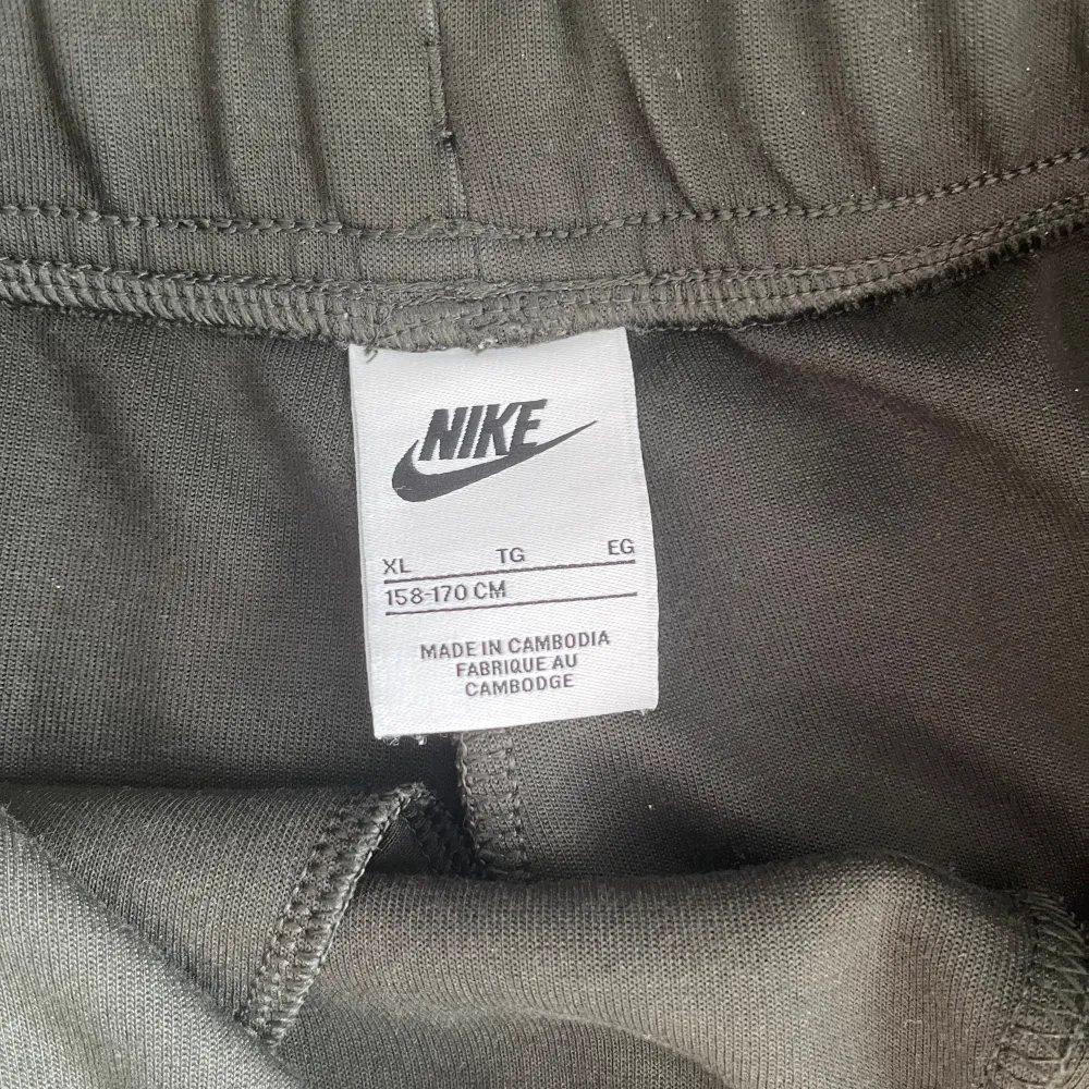 Hej säljer min barcelona tech fleece då jag inte använder den nypris båda 2900 mitt pris 2000  storlek på tröjan är s och på byxan 158 164 knappt använd  går inte och få tag i butik slutsålda. Jackor.