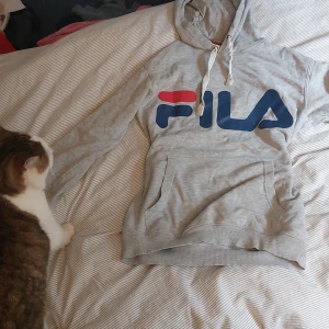 Hoddie - En super mysig hoddie som typ är använd 2 gånger, dock så har vänster snöre blivit lite fult (minns inte hur de hände)