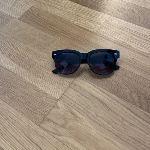 Svarta solglasögon  - Svarta solglasögon 