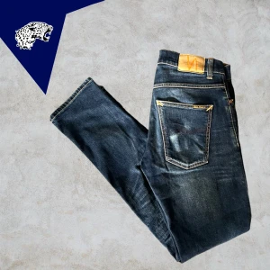 NUDIE JEANS GRIM TIM - NUDIE JEANS GRIM TIM | Skick: 8/10 (se bild 5) | Strl W31 L32 | Modellen är 182 cm | Vårt pris 449kr | Hör av dig om du undrar någonting!