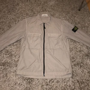 Stone Island Overshirt - Tja! Säljer en fet Stone Island Skjorta knappt använd bra skick men badgen är lite sliten. Säljer eftersom jag att inte använder den längre