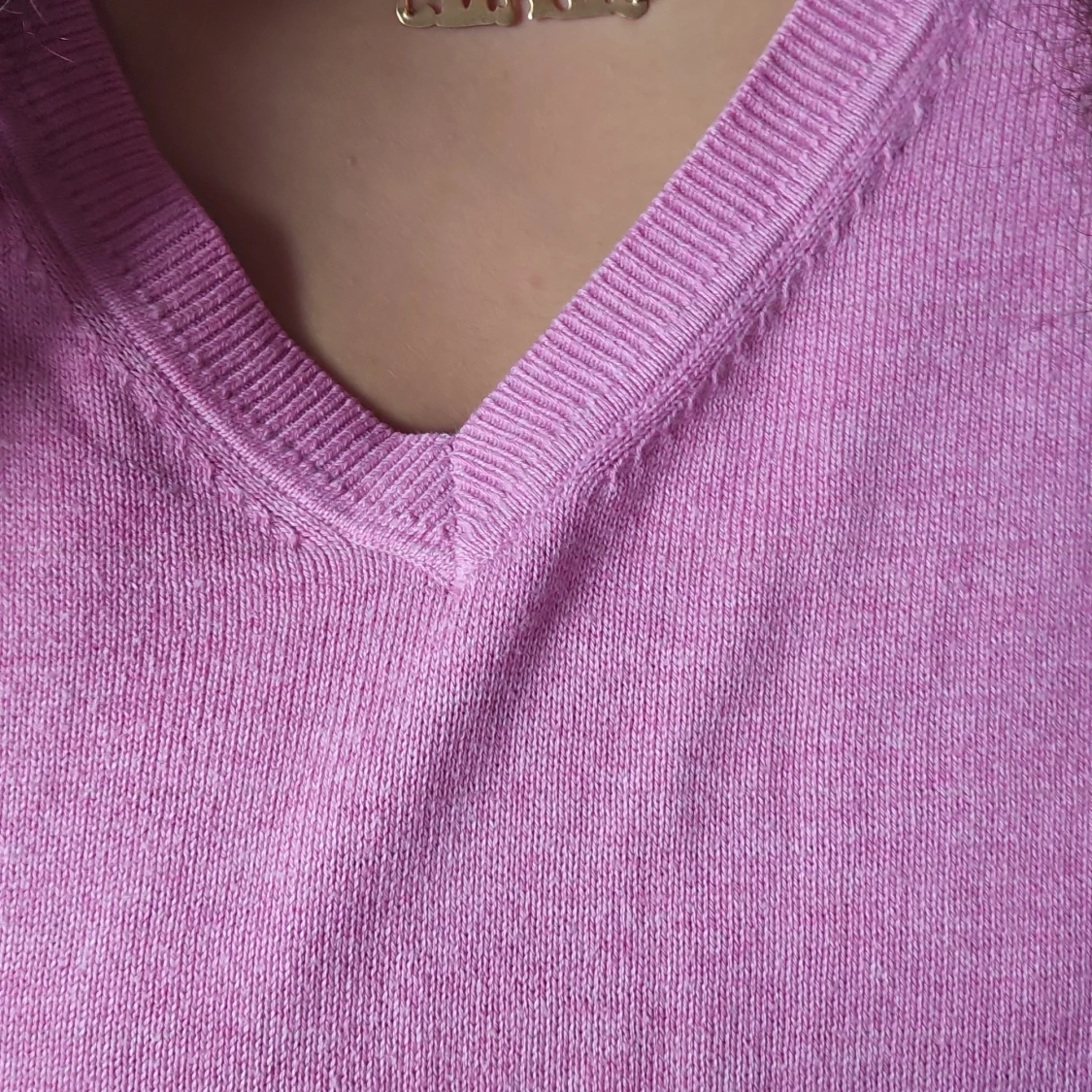 Jättegullig topp med fina detaljer runt kragen - 90