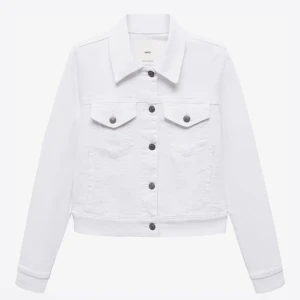 Vit jeansjacka - Fin vit jeans jacka från MANGO🤍🤍storlek M men den är liten i storleken så skulle säga xs-s vilket jag har i vanliga fall 