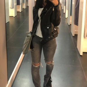 Jeans zara  - Säljer dessa jeans från zara då dom inte kommer till användning mer, de är mid Rise med slits i slutet 💓
