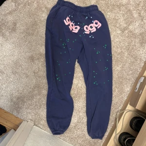 Mörkblå mjukisbyxor med tryck - Inga fel på trycket (puffprint) men tyget har tvättats ett par gånger. Storleken är M men hade även passat väl som S om man vill ha lite mer baggy!