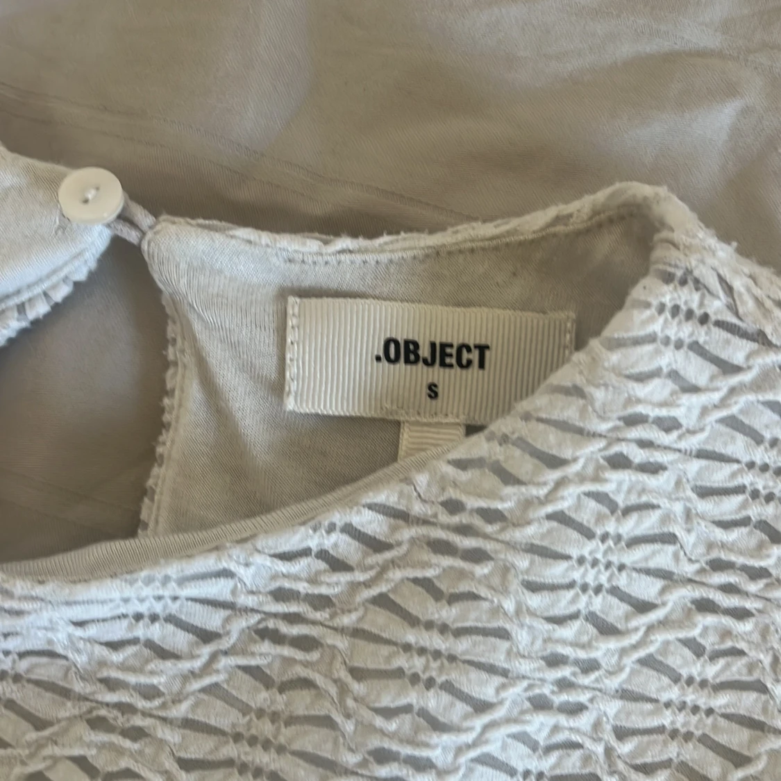 Vit blus från objekt - 90