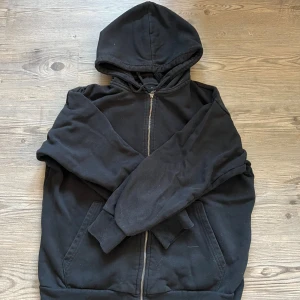 Svart hoddie🖤 - Svart hoddie från lager 157, lite använd men ingen större skada  Tvättas innan🫧