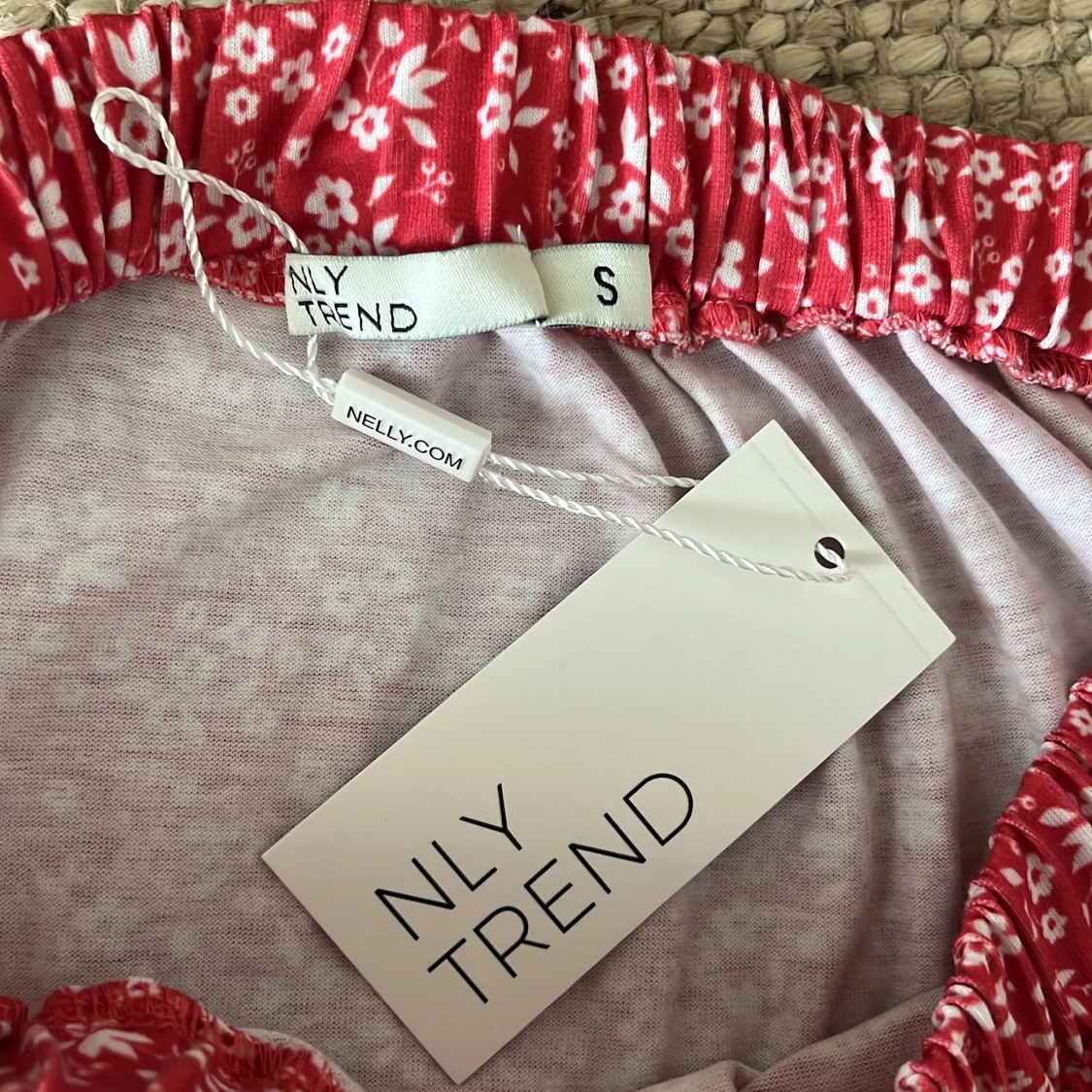 Röd blommig kjol från NLY Trend - 90