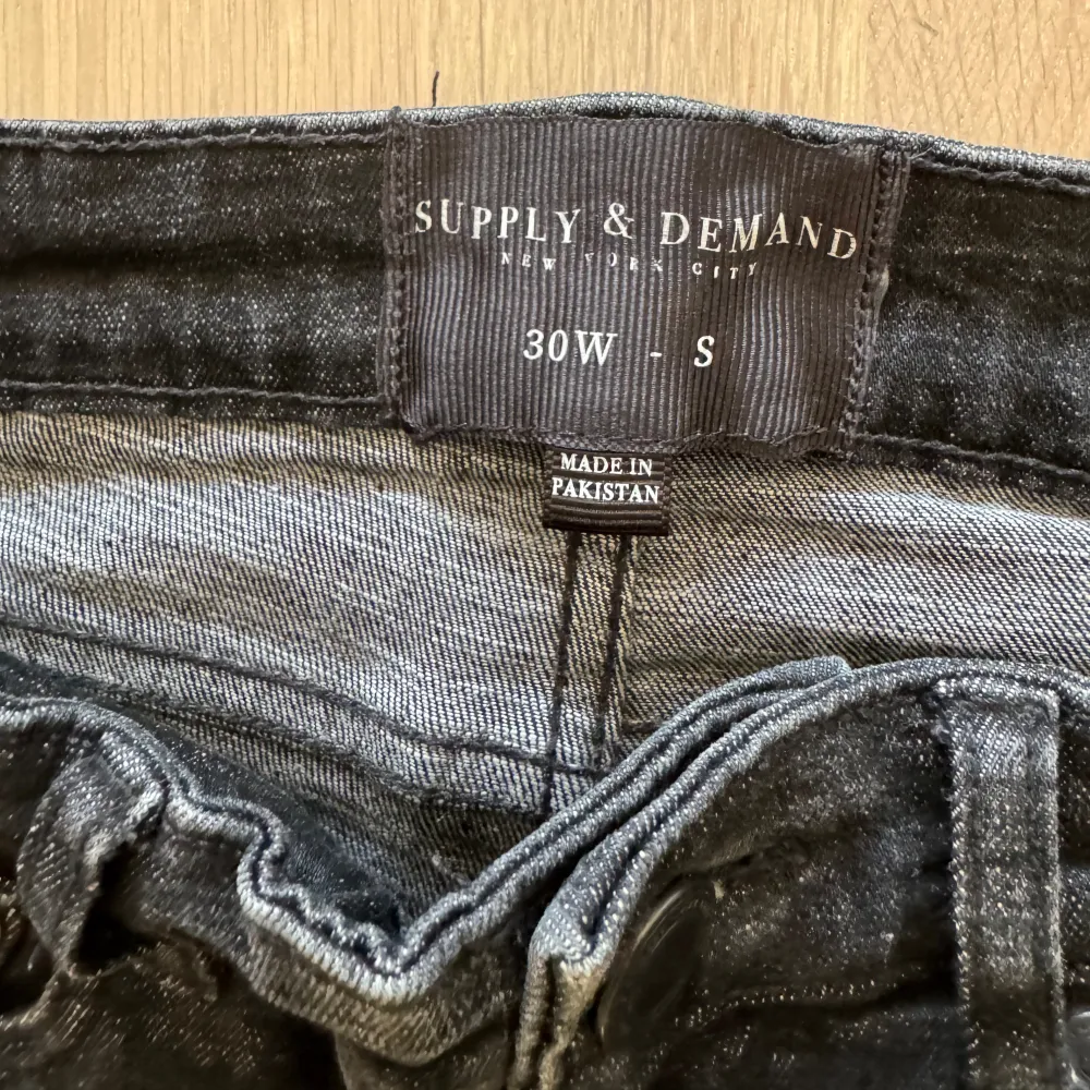 Hej säljer nu mina gamla Supply & Demand jeans då det är för små för mig. Jeansens skick är 10/10 och näst intill oanvända.  Pris kan diskuteras vid snabb affär.. Jeans & Byxor.