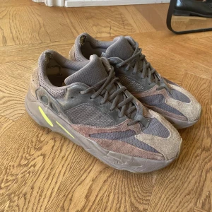 Yeezy 700 mauve - Säljer dessa Yeezy 700 då de inte används längre. Använda men mycket kvar att ge. Bild på defekter i DM. Pris kan diskuteras 