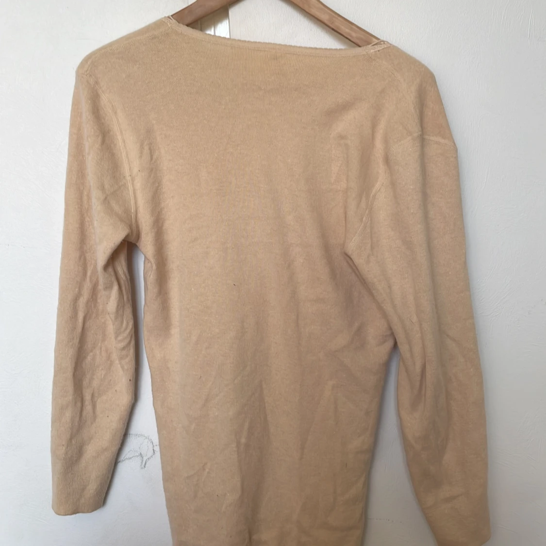 Säljer en beige långärmad tröja med spets, det står ingen storlek men skulle säga passar S/M - 91