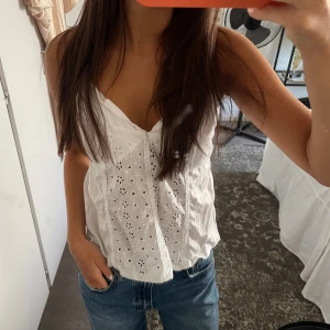Topp - Super gullig vit topp, använd fåtal gånger!