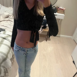 Jätte fin svart topp tröja för den används inte jätte fin annars o bra kvalite🩷 - Inga fläckar aldrig använd 