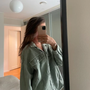 Grön jeansjacka  - Grön jeansjacka från Zara. Köpt secondhand men lite för stor så säljer vidare💚