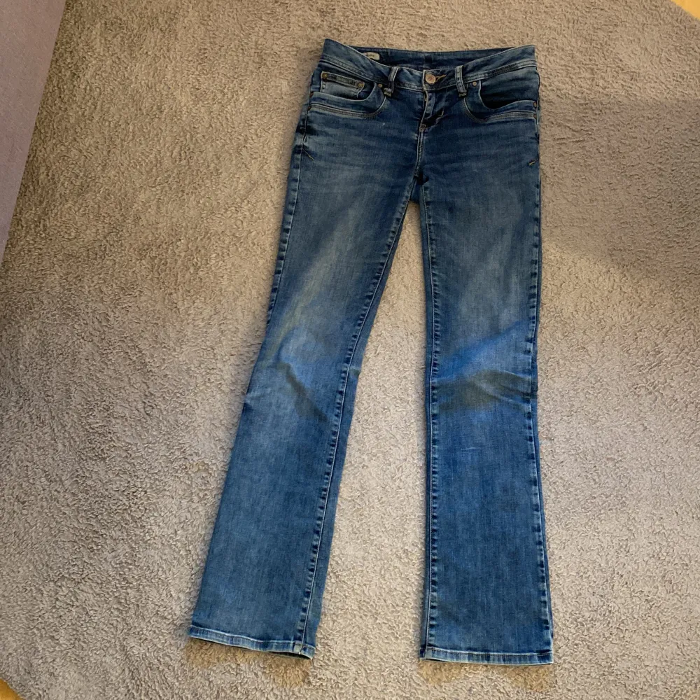 Assnygga ltb jeans som tyvärr är förstora! De är insydda i midjan så skulle säga att de är w25❤️ modell: valerie. Jeans & Byxor.