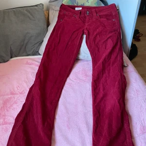 Röda manchesterbyxor från Esprit - Säljer ett par snygga röda manchesterbyxor från Esprit. Byxorna är i storlek 36/38 och har en låg midja med knappar och dragkedja. De är i bra skick och perfekta för höst och vinter. Byxorna har en straight passform och är superbekväma. Perfekta för både vardag och fest!