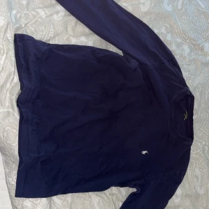 Ralph lauren långarmad t shirt - 8,5/10 skick | använts sparsamt | inga tecken på användning | marinblå färg som är perfekt inför hösten | priset är inte fast | skriv för fler frågor och bilder